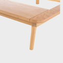 Detalle de pata en madera natural de base de cama matrimonial Sei Natural