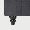 Primer plano de la pata y costuras del sofá Chesterfield Bogar gris