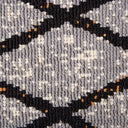 Detalle de textura del tapete de entrada Mabel en tonos gris y negro