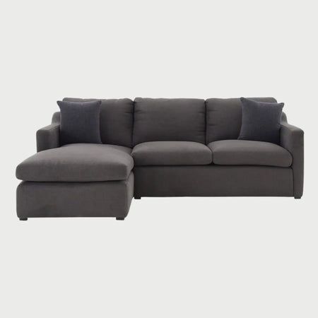 Vista frontal de la esquinera izquierda Marie GAIA en gris oscuro, con diseño de tres cuerpos, chaise longue a la izquierda y cojines de respaldo mullidos.