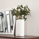 Propuesta de estilismo con el florero Adona E integrado en una curaduría de espacio contemporáneo con iluminación natural.