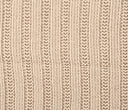 Frazada Gazia en color beige con un diseño texturizado y líneas verticales, perfecta para decorar y dar calidez a tu hogar.