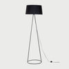Lámpara de pie Oyamel con pantalla negra y base delgada en estilo trípode, ideal para iluminar tus espacios.