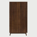 Vista posterior del librero Evo en nogal, con un panel de respaldo sólido que refuerza la estructura vertical de gran formato.