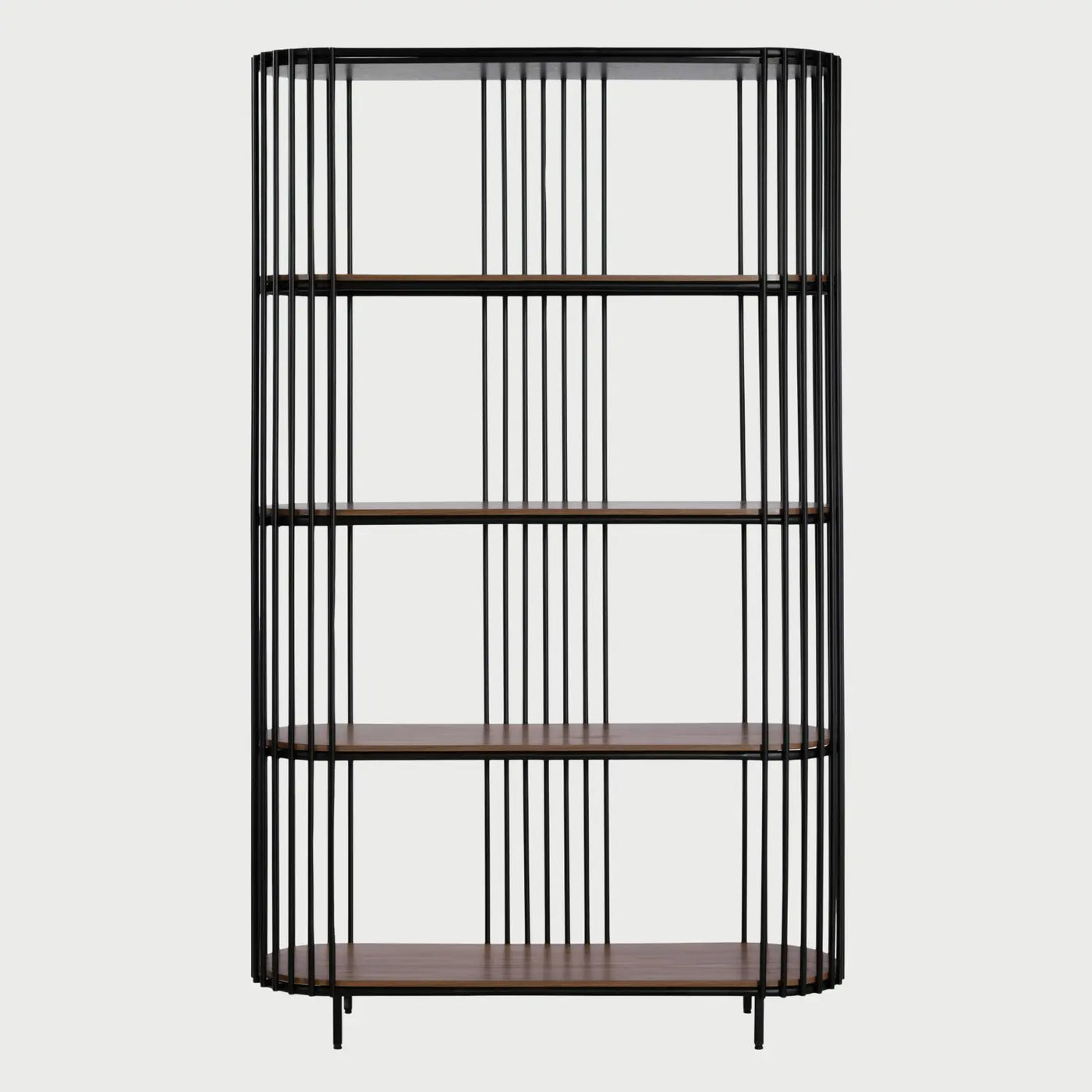 Vista frontal del librero Loreta con estructura metálica negra de varillas verticales en forma de jaula ovalada y cuatro repisas de madera en acabado café.