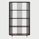 Vista posterior del librero Loreta, resaltando el diseño abierto de varillas metálicas que permite utilizar la pieza como un elegante separador de ambientes con visibilidad total.