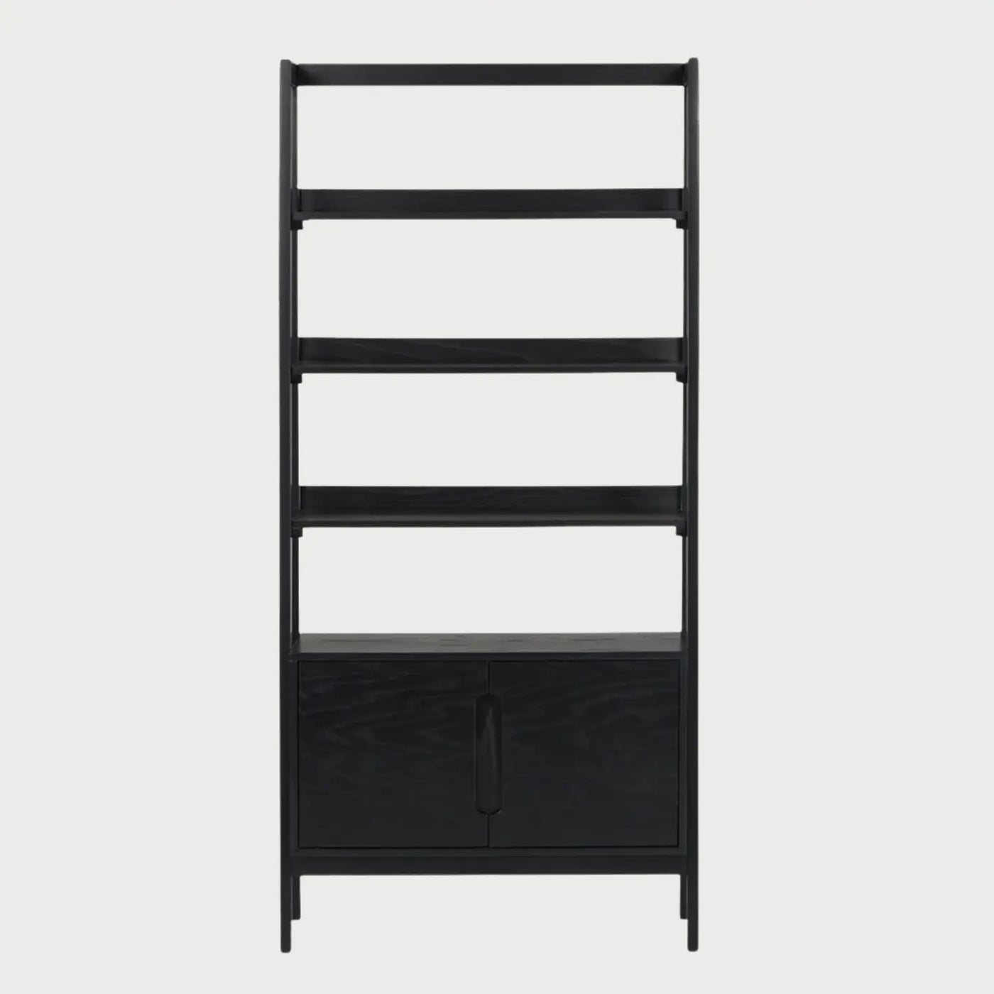 Vista frontal del librero Talitha en color negro mate, resaltando la silueta elegante de sus repisas y el diseño minimalista de las puertas inferiores sin herrajes externos.
