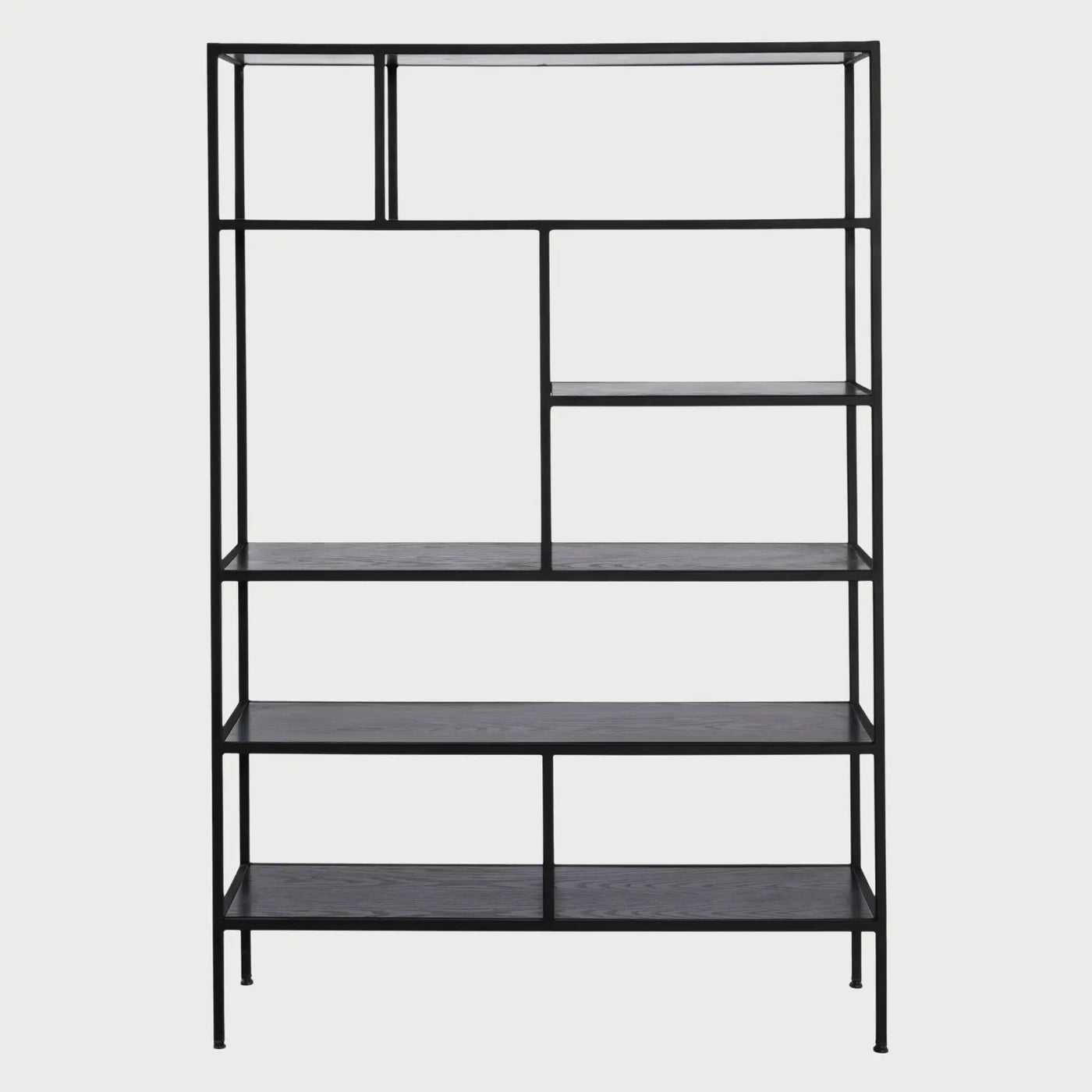 Vista frontal del librero Yugen en color negro, con una estructura metálica esbelta que sostiene repisas de madera con una distribución de nichos asimétricos de distintos tamaños.