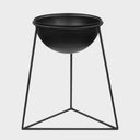 Vista trasera del macetero Zavat negro tamaño chico con diseño moderno