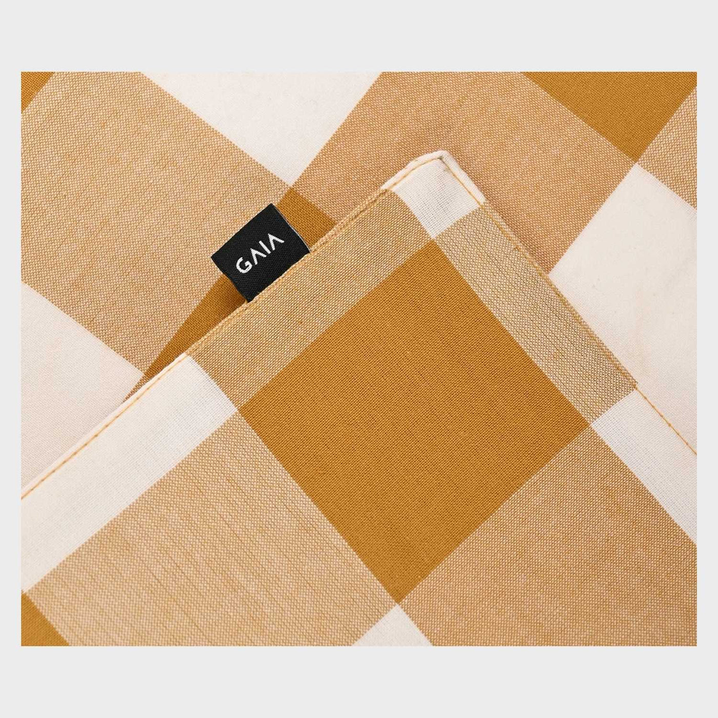 Detalle del mantel individual de 45 x 35 cm con diseño de cuadros grandes en color amarillo