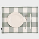 Mantel individual de 45 x 35 cm con diseño de cuadros grandes en mesa servida