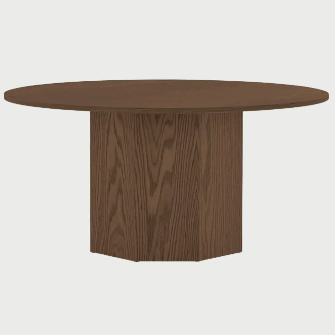 Vista frontal de la mesa de centro Aida en variante café nogal; el tono oscuro resalta los patrones naturales de la madera en el pedestal cilíndrico, aportando elegancia y sobriedad al diseño.
