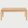 Vista frontal de la mesa de centro Akari de 100 cm; presenta una superficie rectangular de madera de encino en tono beige con esquinas redondeadas y cuatro patas cilíndricas robustas que ofrecen un soporte estable y limpio.