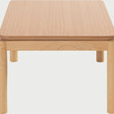 Acercamiento a la superficie de la mesa de centro Akari, donde se aprecia la veta natural de la madera de encino y el acabado liso de los bordes redondeados, acentuando su diseño orgánico.