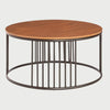 Vista frontal de la mesa de centro Loreta de 81 cm; presenta una superficie circular de madera en tono café nogal soportada por una base metálica negra de diseño cilíndrico con varillas verticales que crean un efecto de jaula.