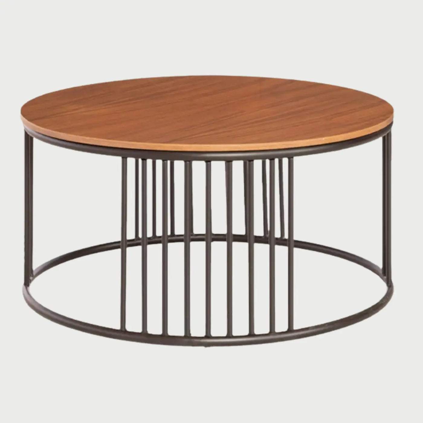 Vista frontal de la mesa de centro Loreta de 81 cm; presenta una superficie circular de madera en tono café nogal soportada por una base metálica negra de diseño cilíndrico con varillas verticales que crean un efecto de jaula.