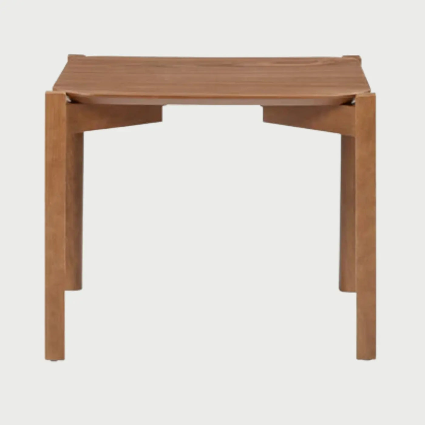 Vista frontal de la mesa de centro Bimbe en variante café nogal; el tono oscuro resalta los ensambles de madera en las esquinas y la robustez de su estructura cuadrada.