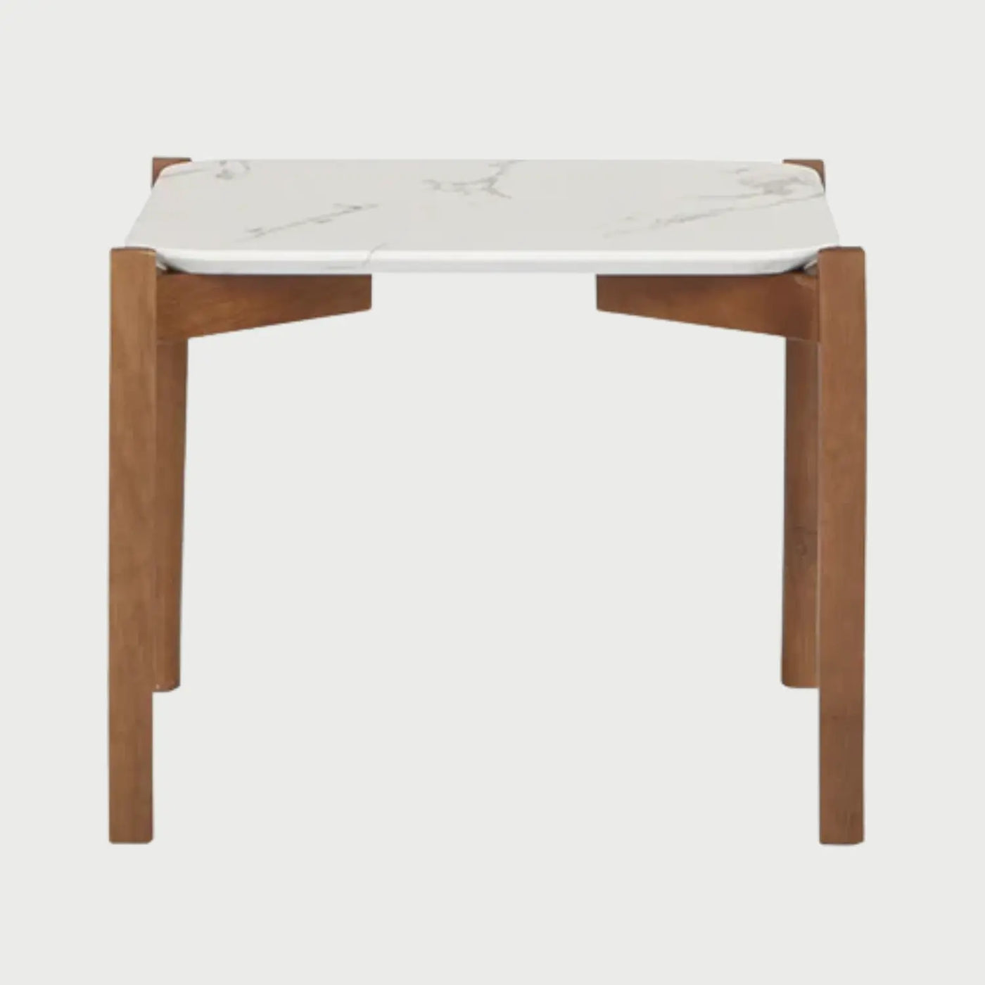 Vista en perspectiva de la mesa de centro Sidel; muestra la amplitud de su superficie cuadrada y el contraste entre el frío del acabado mármol y la calidez de la madera clara en beige.