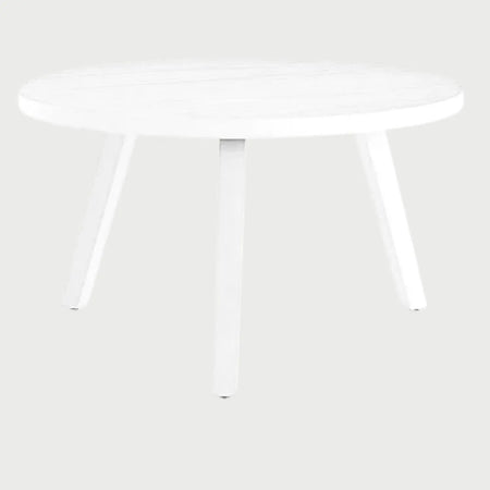 Vista frontal de la mesa de centro redonda Xocos en color blanco; presenta una superficie circular de acabado liso y una base de tres patas angulares que aportan un estilo minimalista y limpio.