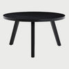Vista frontal de la mesa de centro redonda Xocos en color negro; el acabado monocromático oscuro enfatiza las líneas geométricas de la base y la silueta circular de la cubierta.