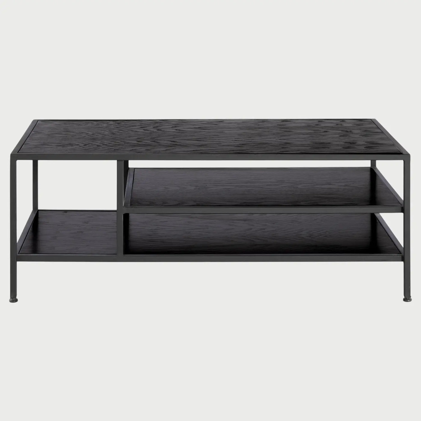 Vista frontal de la mesa de centro rectangular Yugen de 120 cm en color negro; destaca su estructura metálica minimalista con tres niveles de estantería asimétricos que ofrecen diversas superficies de almacenamiento.