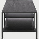 Acercamiento a la superficie de la mesa Yugen, mostrando el acabado en color negro con una veta de madera profundamente marcada y el ensamble preciso con el marco de metal oscuro.