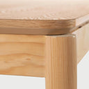 Acercamiento a la superficie de la mesa Akari, donde se aprecia la veta natural de la madera de encino y el acabado liso de los bordes redondeados, acentuando su diseño orgánico.