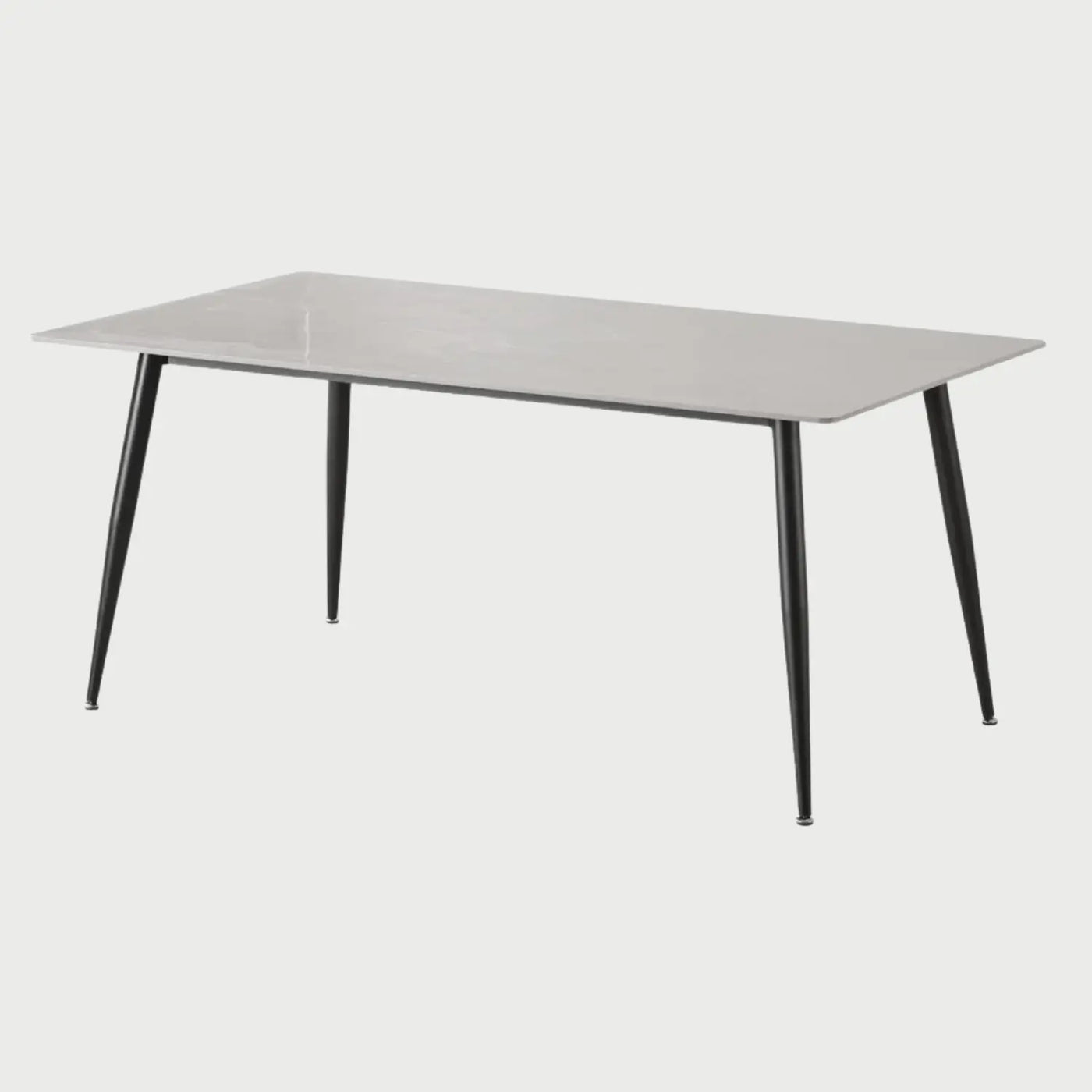 Vista frontal de la mesa de comedor Aroa de 160 cm; presenta una superficie rectangular delgada en color gris con un sutil efecto marmoleado, soportada por cuatro patas metálicas negras de diseño cónico que se afinan hacia la base.