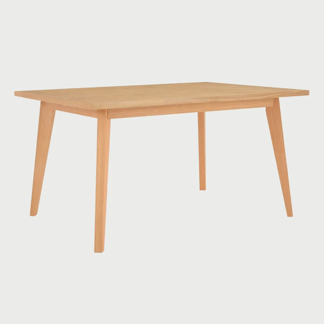 Vista de perfil de la mesa Evo de 140 cm en tono beige; se aprecia la estructura de soporte bajo la cubierta y la inclinación sutil de las patas que garantiza estabilidad y espacio para las piernas.