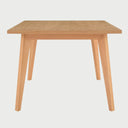 Vista en perspectiva de la mesa de comedor Evo; destaca el tamaño compacto de 140 cm de largo y el acabado en madera de encino natural que aporta luminosidad a comedores pequeños.