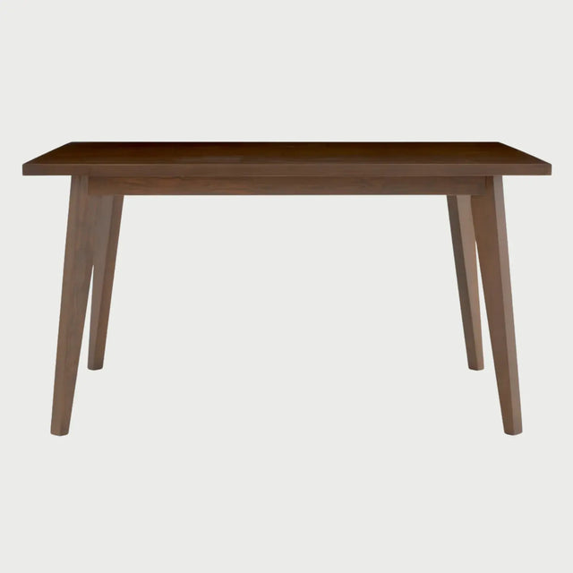 Vista frontal de la mesa de comedor Evo de 140 cm en color café nogal; el tono oscuro resalta la veta natural de la madera y la silueta minimalista de su diseño rectangular.