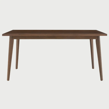 Vista frontal de la mesa de comedor Evo de 200 cm en color café nogal; el tono cálido de la madera acentúa la elegancia de su diseño rectangular, perfecta para crear ambientes acogedores.