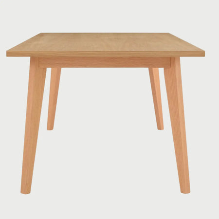 Vista en perspectiva de la mesa de comedor Evo; destaca la amplitud de sus 200 cm de largo y el acabado uniforme de la madera de encino, ideal para comedores modernos y luminosos.