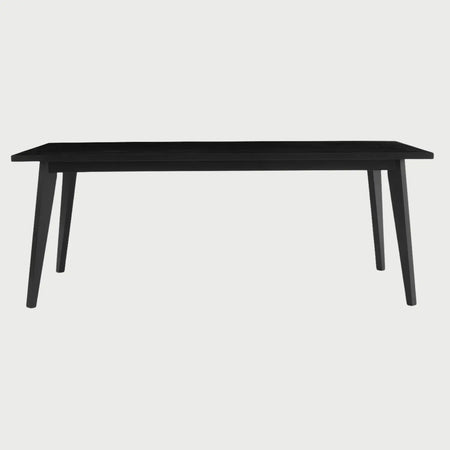 Vista frontal de la mesa de comedor Evo de 200 cm en color negro; su acabado oscuro resalta la silueta minimalista y arquitectónica de la pieza, ofreciendo un aspecto sofisticado y contemporáneo.
