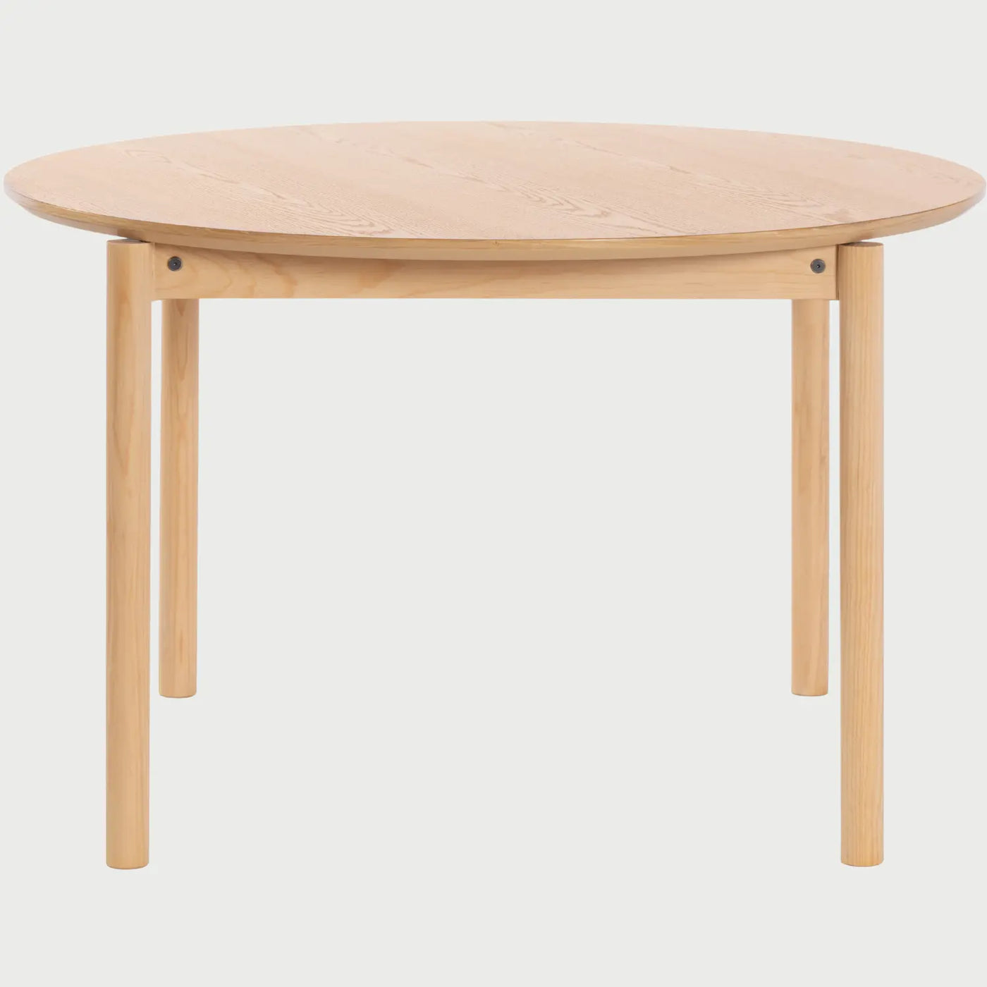 Vista frontal de la mesa de comedor redonda Akari de 120 cm; cuenta con una superficie circular de madera de encino en tono beige y cuatro patas cilíndricas robustas que ofrecen un soporte estable y minimalista.