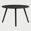 Vista frontal de la mesa de comedor redonda Xocos en color negro; el acabado monocromático oscuro enfatiza la silueta geométrica y moderna de la base y la superficie.