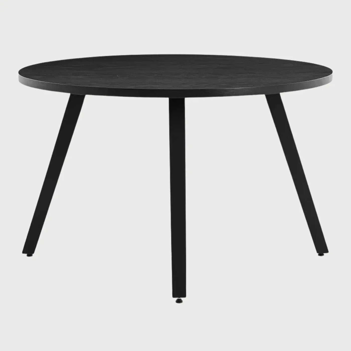 Vista frontal de la mesa de comedor redonda Xocos en color negro; el acabado monocromático oscuro enfatiza la silueta geométrica y moderna de la base y la superficie.