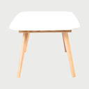 Vista en perspectiva de la mesa de comedor Sei; resalta su gran longitud de 220 cm y el acabado uniforme de la superficie, ideal para comedores amplios y familias numerosas.