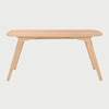 Vista frontal de la mesa de comedor Talitha de 160 cm en color beige encino; el acabado en madera clara realza las líneas orgánicas de la pieza y su diseño minimalista de inspiración nórdica.
