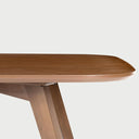 Acercamiento a la superficie de la mesa Talitha en color café, resaltando la veta natural de la madera de nogal y el acabado liso de los bordes redondeados.