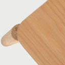 Acercamiento a la esquina superior de la mesa Akari; destaca la veta natural y suave de la madera de encino beige y el acabado curvo en los bordes que aporta seguridad y elegancia.