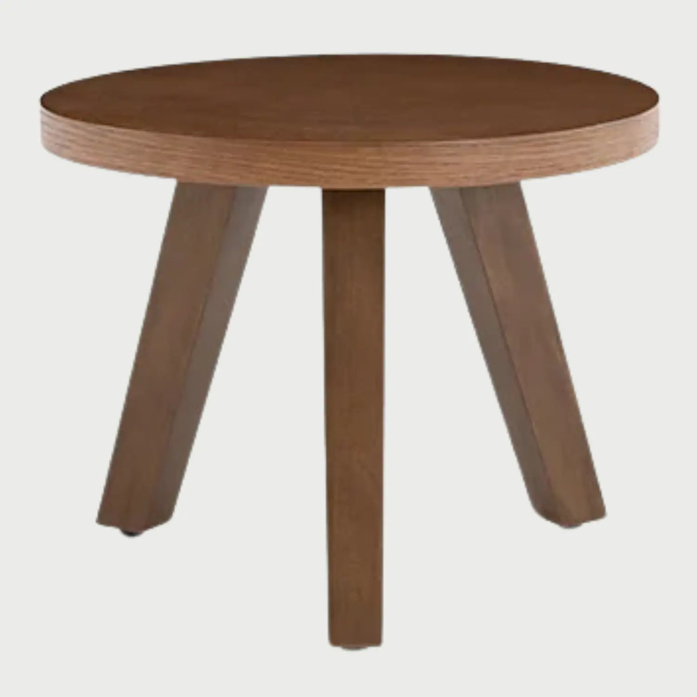 Vista frontal de la mesa lateral Xocos en color café nogal; destaca la veta natural de la madera en la superficie circular y la estructura trípode que aporta calidez visual al diseño.