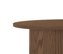 Mesa de centro Aida con superficie redonda y acabado en nogal, perfecta para añadir estilo y funcionalidad a tu sala.