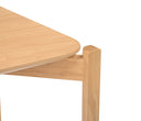 Mesa de centro Bimbe con acabado encino, diseño moderno y elegante, con bordes redondeados y patas cuadradas.