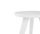 Mesa lateral redonda con superficie blanca y tres patas, perfecta para complementar tu espacio. Ideal para cualquier sala.