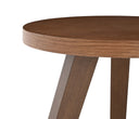 Mesa lateral con superficie redonda y patas anguladas, diseño moderno en tonos marrones. Ideal para complementar tu sala.