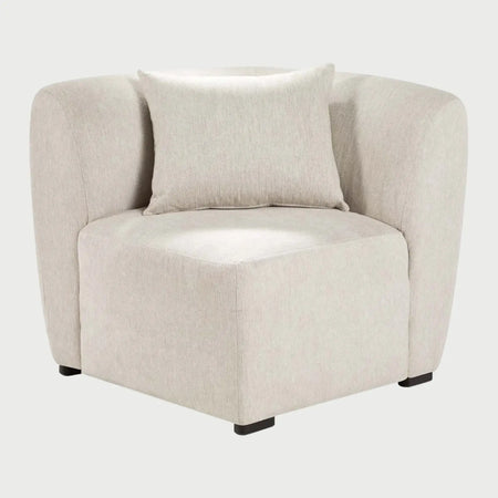 Vista frontal del módulo esquinero Kant GAIA en tela blanca, mostrando su diseño luminoso y sofisticado ideal para espacios modernos.