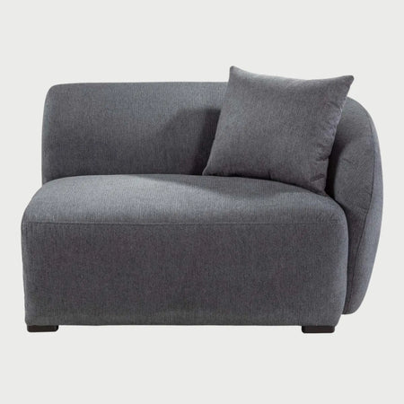 Vista frontal del módulo Kant con brazo derecho en color gris oscuro, resaltando la textura del tejido y su diseño contemporáneo sin patas visibles.