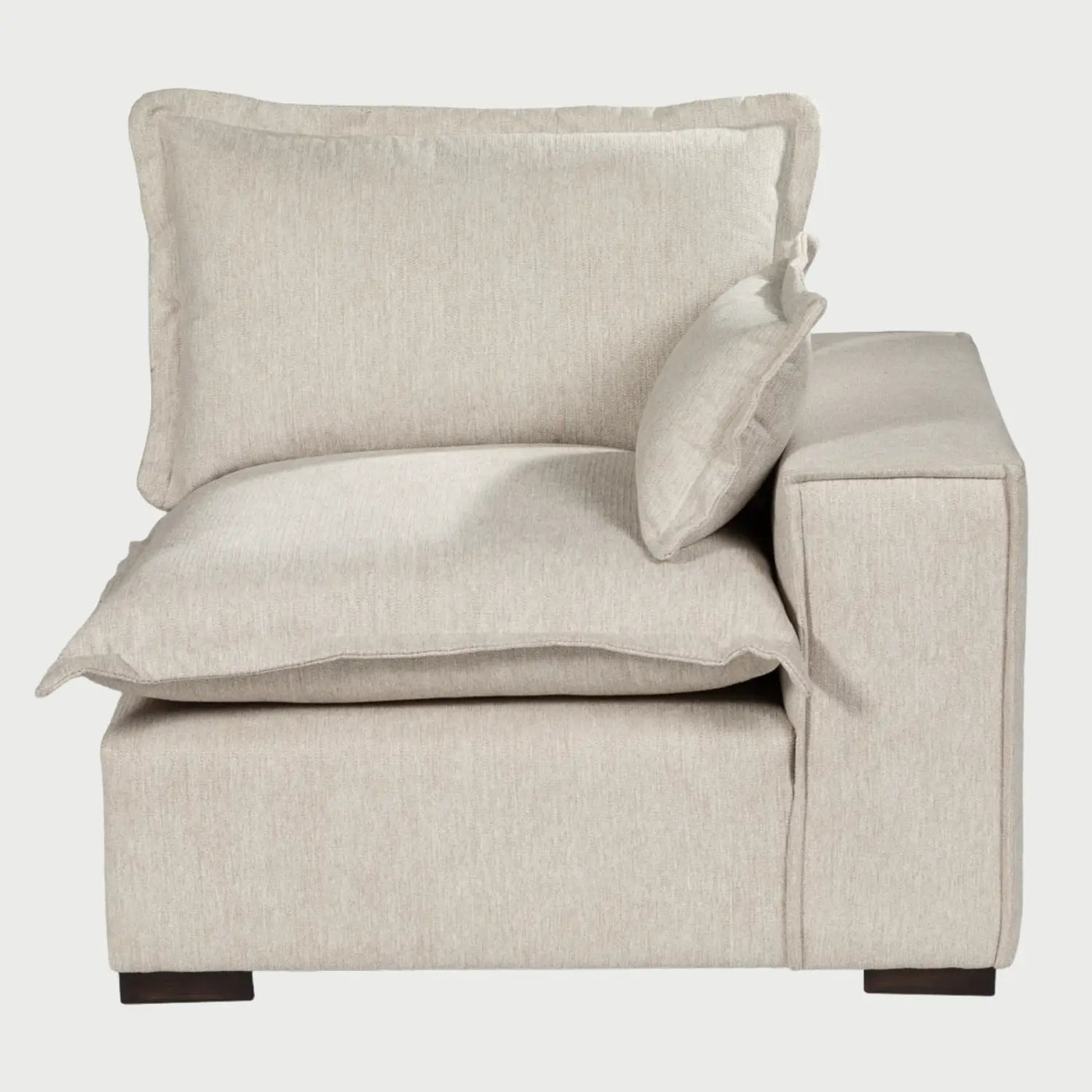 Vista frontal del módulo lateral individual derecho Emilia GAIA en tela blanca, mostrando su diseño acogedor con un brazo ancho a la derecha y cojines mullidos.