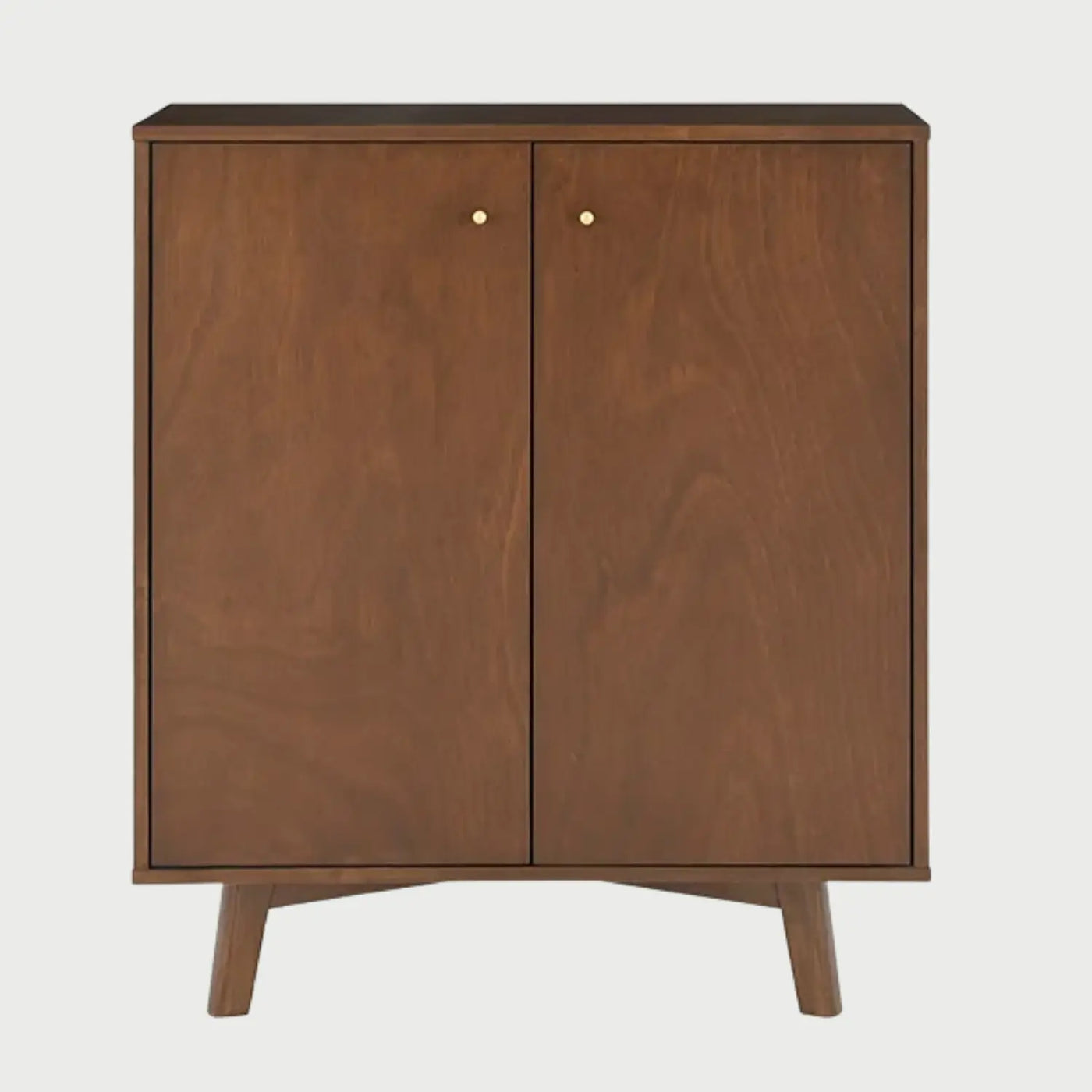 Vista frontal del mueble de bar Serdan en tono café madera, con dos puertas de frente liso y tiradores metálicos tipo botón en acabado dorado.